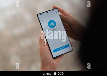 CHIANG MAI, THAÏLANDE, APR 15, 2022 : femme tenant la main Samsung Galaxy S22 Ultra avec service de réseau social Telegram sur l'écran. Samsung était Banque D'Images