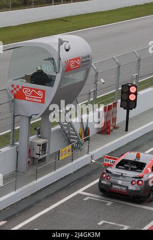 Nissan GT-R voiture de sécurité en attente dans la voie des stands au circuit de Catalogne, Barcelone, Espagne Banque D'Images