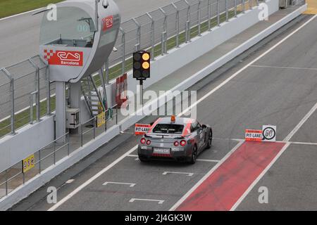 Nissan GT-R voiture de sécurité en attente dans la voie des stands au circuit de Catalogne, Barcelone, Espagne Banque D'Images