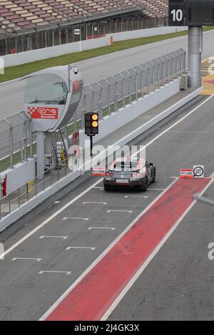 Nissan GT-R voiture de sécurité en attente dans la voie des stands au circuit de Catalogne, Barcelone, Espagne Banque D'Images