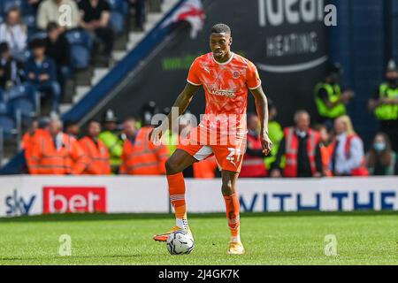 West Bromwich, Royaume-Uni. 15th avril 2022. Marvin Ekpiteta #21 de Blackpool en action pendant le match à, le 4/15/2022. (Photo de Craig Thomas/News Images/Sipa USA) crédit: SIPA USA/Alay Live News Banque D'Images