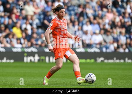 West Bromwich, Royaume-Uni. 15th avril 2022. Josh Bowler #11 de Blackpool passe la balle dans, le 4/15/2022. (Photo de Craig Thomas/News Images/Sipa USA) crédit: SIPA USA/Alay Live News Banque D'Images