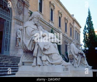 ESTATUAS DE SAN ISIDORO (560-636) Y DE ALFONSO X EL SABIO (1221-1284) EN LA ESCALINATA DE LA BIBLIOTECA NACIONAL - REALIZADAS A FINALE -FOTO AÑOS 2000. Auteur: ALCOVERRO JOSE. LIEU: BIBLIOTECA NACIONAL-EDIFICIO. MADRID. ESPAGNE. Banque D'Images