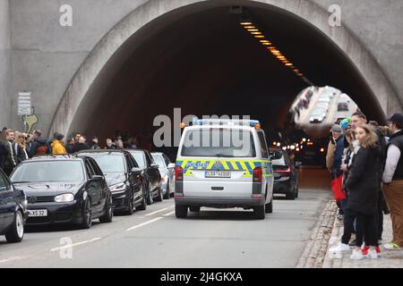 15 avril 2022, Saxe-Anhalt, Hasselfelde : les visiteurs d'un stand de rencontre de syntoniseur automobile au tunnel du barrage de Rappbode et de regarder les véhicules dans le tunnel. Les fans de la scène du tuner ont choisi le tunnel, le « tube », comme un lieu de rencontre populaire pour la scène du « car Friday ». L'État de Saxe-Anhalt a annoncé une augmentation des contrôles de la circulation. Photo: Matthias Bein/dpa Banque D'Images