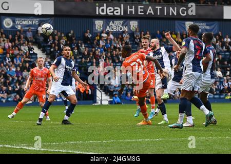 West Bromwich, Royaume-Uni. 15th avril 2022. Marvin Ekpiteta #21 de Blackpool a obtenu 1-1 dans, le 4/15/2022. (Photo de Craig Thomas/News Images/Sipa USA) crédit: SIPA USA/Alay Live News Banque D'Images