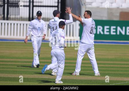 Londres, Royaume-Uni. 15 avril 2022. Kyle Abbott du Hampshire célèbre après avoir reçu le cricket de Jamie Overton de Surrey à l'occasion du championnat du comté de Hampshire au Kia Oval, deuxième jour. David Rowe/Alay Live News Banque D'Images