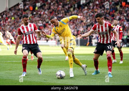 Tom Ince de Reading (au centre) et John Egan de Sheffield United (à droite) se battent pour le ballon lors du match du championnat Sky Bet à Bramall Lane, Sheffield. Date de la photo: Vendredi 15 avril 2022. Banque D'Images