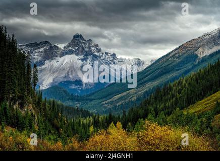 Photo de paysage avec des nuages sombres du parc national Yoho de Cathedral Mountain, Colombie-Britannique, Canada Banque D'Images