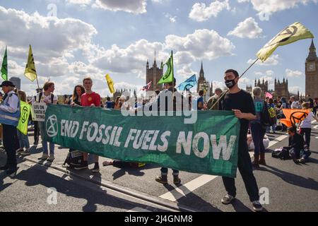 Londres, Royaume-Uni, 15th avril 2022. Manifestants sur le pont de Westminster. Extinction les manifestants de la rébellion ont bloqué quatre ponts dans le centre de Londres, alors qu'ils continuent à appeler le gouvernement à mettre fin aux combustibles fossiles et à agir sur la crise écologique et climatique. Credit: Vuk Valcic/Alamy Live News Banque D'Images