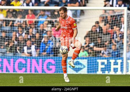 West Bromwich, Royaume-Uni. 15th avril 2022. Jordan Thorniley #34 de Blackpool contrôle le ballon dans, le 4/15/2022. (Photo de Craig Thomas/News Images/Sipa USA) crédit: SIPA USA/Alay Live News Banque D'Images