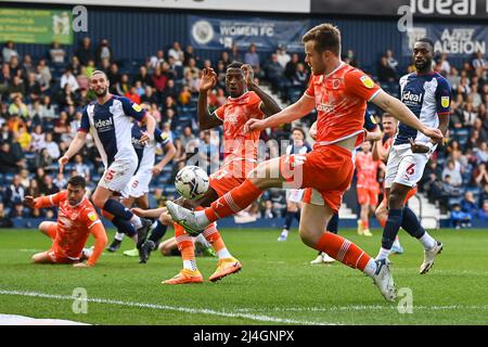 West Bromwich, Royaume-Uni. 15th avril 2022. Jordan Thorniley #34 de Blackpool tire sur le but dans, le 4/15/2022. (Photo de Craig Thomas/News Images/Sipa USA) crédit: SIPA USA/Alay Live News Banque D'Images