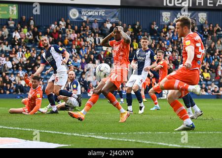 West Bromwich, Royaume-Uni. 15th avril 2022. Jordan Thorniley #34 de Blackpool tire sur le but dans, le 4/15/2022. (Photo de Craig Thomas/News Images/Sipa USA) crédit: SIPA USA/Alay Live News Banque D'Images