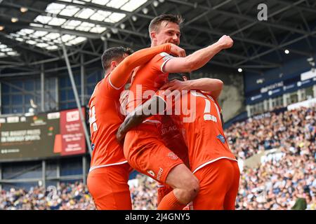 West Bromwich, Royaume-Uni. 15th avril 2022. Marvin Ekpiteta #21 de Blackpool célèbre son objectif de faire 1-1 dans, le 4/15/2022. (Photo de Craig Thomas/News Images/Sipa USA) crédit: SIPA USA/Alay Live News Banque D'Images