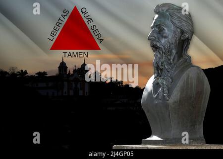 Statue en métal de Tiradentes et vue sur la ville de Tiradentes avec drapeau de Minas Gerais Banque D'Images