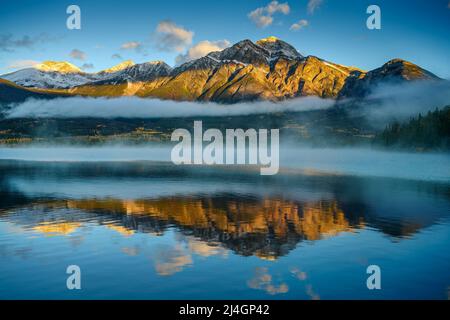 Magnifique lever de soleil sur la montagne Pyramide qui se reflète magnifiquement dans le lac Pyramid, dans le parc national Jasper, Alberta, Canada Banque D'Images