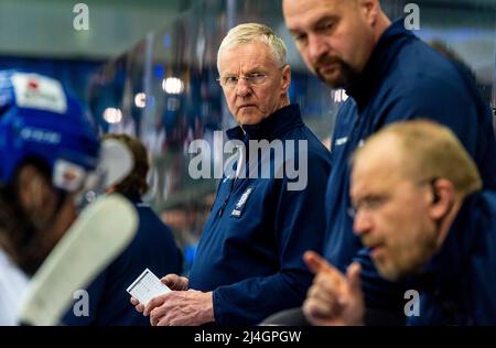 L'entraîneur de la République tchèque Kari Jalonen, à gauche, lors du match de hockey Euro République tchèque contre Allemagne à Chomutov, République tchèque, 15 avril 2022. (CTK photo/Ondrej Hajek) Banque D'Images