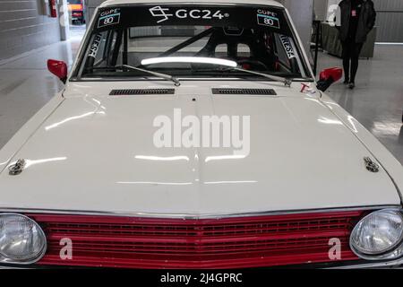 1972 Datsun coupé 1200 2 portes adapté aux courses automobiles historiques sur le circuit de Montmelo à Barcelone, Espagne Banque D'Images