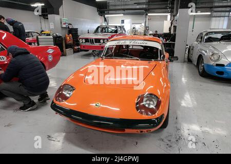 1971 Lotus Elan prêt dans un garage à fosse pour 2022 Masters course historique au circuit de Catalogne, Barcelone, Espagne Banque D'Images