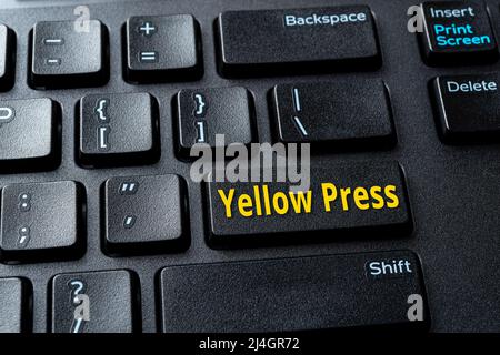 Jaune appuyez sur la touche entrée du clavier noir du pc. Concept de désinformation, de mensonges et de canular dans les médias. Diffuser de fausses informations sur Internet. Banque D'Images