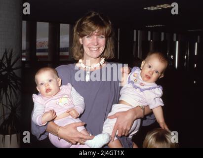 Debby Boone avec deux filles Gabrielle Monserrate Ferrer et Dustin Boone Ferrer Circa 1980 crédit: Ralph Dominguez/MediaPunch Banque D'Images