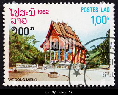 LAOS - VERS 1988 : un timbre imprimé au Laos montre Dong Mieng, Pagode, vers 1988 Banque D'Images