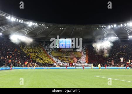 Supporters de Roms lors de la Ligue de la Conférence de l'UEFA, quart de finale, match de football à 2nd jambes entre AS Roma et FK Bodo Glimt le 14 avril 2022 au Stadio Olimpico à Rome, Italie - photo Federico Proietti / DPPI Banque D'Images