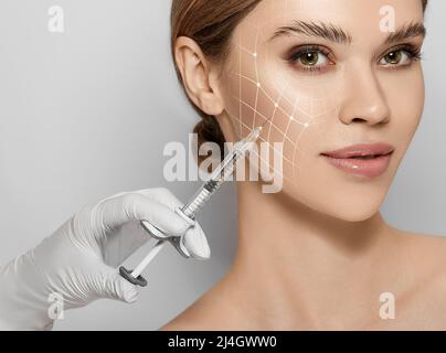 injections de beauté. Lignes de levage sur le visage d'une femme montrant le resserrement de la peau et la correction du contour du visage avec des injections de beauté en cosmétologie Banque D'Images