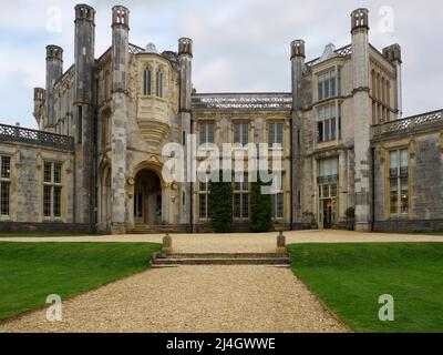 Le château de Highcliffe, l'inscription latine dans la pierre au sommet du château, dit : « Sweet IT is, when on the Great Sea the winds are buffting t Banque D'Images