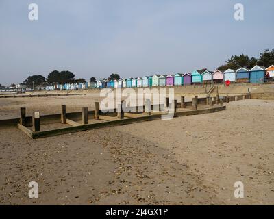 Avon Beach groynes et cabines de plage, Christchurch, Dorset, Royaume-Uni Banque D'Images