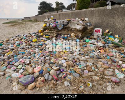 Avon Beach Pebbles, chaque galet raconte sa propre histoire personnelle d'amour, de perte, de procès, de célébration, de solidarité, Courage ou soutien pour les autres, Mudeford, Banque D'Images