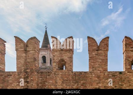 Le clocher de l'église de Santa Croce di Fontanellato, Parme, Italie, vu à travers les remparts du château Banque D'Images