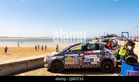 4 x4 véhicules tout-terrain garés à Essaouira, au Maroc, dernier point du rallye annuel Aisha Aicha Banque D'Images