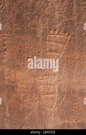 L'art rupestre Petroglyph sur les falaises de grès près de Neon Canyon, Glen Canyon National Recreation Area, Garfield County, Utah, États-Unis Banque D'Images