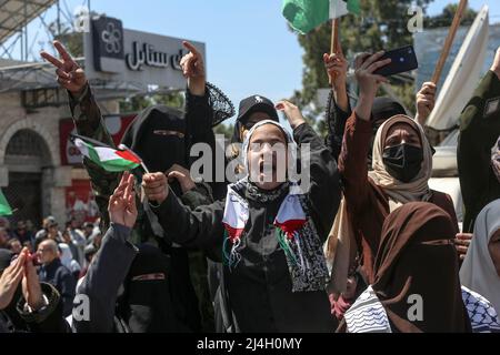 Gaza, Palestine. 15th avril 2022. Les femmes palestiniennes crient des slogans pendant la manifestation. Les Palestiniens protestent contre les policiers israéliens qui ont attaqué les Palestiniens en leur offrant leurs prières à la mosquée Al-Aqsa dans la vieille ville de Jérusalem. Mosquée Al-Aqsa crédit: SOPA Images Limited/Alamy Live News Banque D'Images