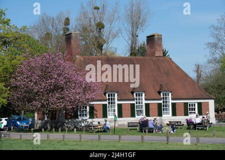 Runnymede, Surrey, Royaume-Uni. 15th avril 2022. Les personnes qui apprécient les pique-niques, les thés et les gâteaux à l'extérieur des salons de thé Runnymede National Trust lors d'un beau vendredi Saint. Crédit : Maureen McLean/Alay Live News Banque D'Images