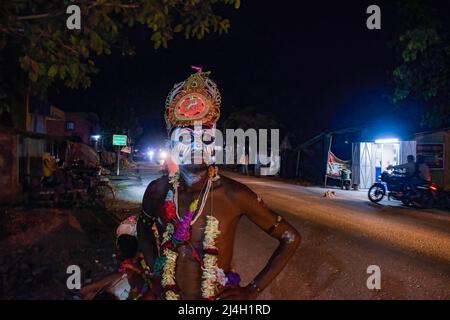 Un dévot vu avec un visage peint pendant le festival de Gajan à kurmun. Gajan est un festival hindou célébré la plupart du temps au Bengale occidental ainsi que dans la partie sud du Bangladesh pendant la fin du mois de ìChaitraî du calendrier bengali suivi d'un autre festival appelé ìCharakî. Ce festival est principalement adorant Hindou Lord Shiva et Parvati avant le début de la saison de récolte. Gajan est en fait lié aux personnes qui sont liées à la communauté agricole, directement ou indirectement. Les gens célèbrent en réalisant des rituels tels que la peinture du visage et le cosplaying. Les dévotés s'habillent comme Banque D'Images