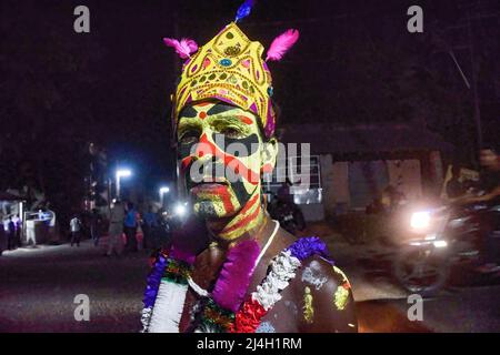 Un dévot vu avec un visage peint pendant le festival de Gajan à kurmun. Gajan est un festival hindou célébré la plupart du temps au Bengale occidental ainsi que dans la partie sud du Bangladesh pendant la fin du mois de ìChaitraî du calendrier bengali suivi d'un autre festival appelé ìCharakî. Ce festival est principalement adorant Hindou Lord Shiva et Parvati avant le début de la saison de récolte. Gajan est en fait lié aux personnes qui sont liées à la communauté agricole, directement ou indirectement. Les gens célèbrent en réalisant des rituels tels que la peinture du visage et le cosplaying. Les dévotés s'habillent comme Banque D'Images