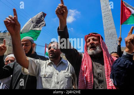 Khan Yunis, Gaza. 15th avril 2022. Les Palestiniens protestent lors d'un rassemblement après les prières du vendredi à Khan Yunis, dans le sud de la bande de Gaza, pour exprimer leur soutien à la mosquée Al-Aqsa le vendredi 15 avril 2022. Plus de 100 personnes ont été blessées dans de nouvelles violences, qui ont eu lieu après trois semaines tendues de violence meurtrière en Israël et en Cisjordanie occupée, et alors que le festival juif de la Pâque et de Pâques chrétiennes se chevauchent avec le mois sacré musulman du Ramadan. Photo par Ismael Mohamad/UPI crédit: UPI/Alay Live News Banque D'Images