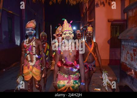 12 avril 2022, bardhaman, Inde: Des dévotés vus avec des visages peints pendant le festival Gajan à kurmun. Gajan est un festival hindou célébré principalement dans le Bengale occidental ainsi que dans le sud du Bangladesh à la fin du mois de la ChaitraMD du calendrier bengali suivi d'un autre festival nommé à Charakí®. Ce festival est principalement adorant Hindou Lord Shiva et Parvati avant le début de la saison de récolte. Gajan est en fait lié aux personnes qui sont liées à la communauté agricole, directement ou indirectement. Les gens célèbrent en réalisant des rituels tels que la peinture de visage Banque D'Images