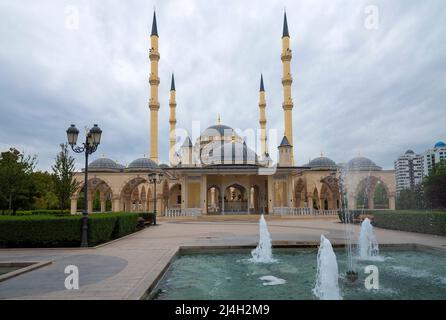 GROZNY, RUSSIE - 29 SEPTEMBRE 2021 : Mosquée « cœur de la Tchétchénie », un jour de septembre nuageux. Grozny, République tchétchène Banque D'Images