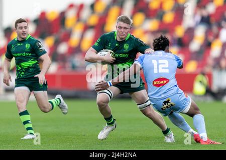 LONDRES, ROYAUME-UNI. 15th AVRIL : Andrea Cocagi s'attaque à Tom Pearson de Londres Irish lors du match de la coupe européenne de rugby à XV entre London Irish et Castres Olympique au Brentford Community Stadium, Brentford, le vendredi 15th avril 2022. (Crédit : Juan Gasparini | ACTUALITÉS MI) crédit : ACTUALITÉS MI et sport /Actualités Alay Live Banque D'Images