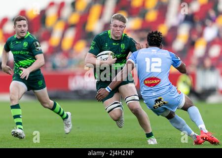 LONDRES, ROYAUME-UNI. 15th AVRIL : Andrea Cocagi s'attaque à Tom Pearson de Londres Irish lors du match de la coupe européenne de rugby à XV entre London Irish et Castres Olympique au Brentford Community Stadium, Brentford, le vendredi 15th avril 2022. (Crédit : Juan Gasparini | ACTUALITÉS MI) crédit : ACTUALITÉS MI et sport /Actualités Alay Live Banque D'Images