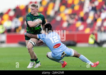 LONDRES, ROYAUME-UNI. 15th AVRIL : Andrea Cocagi s'attaque à Tom Pearson de Londres Irish lors du match de la coupe européenne de rugby à XV entre London Irish et Castres Olympique au Brentford Community Stadium, Brentford, le vendredi 15th avril 2022. (Crédit : Juan Gasparini | ACTUALITÉS MI) crédit : ACTUALITÉS MI et sport /Actualités Alay Live Banque D'Images