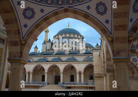 GROZNY, RUSSIE - 29 SEPTEMBRE 2021 : dans la cour de la mosquée du « coeur de la Tchétchénie ». Grozny, République tchétchène Banque D'Images