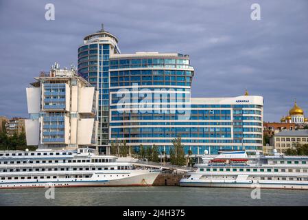 ROSTOV ON DON, RUSSIE - 03 OCTOBRE 2021 : paquebots modernes à la jetée sur le remblai de la rivière Don. Rostov sur Don, Russie Banque D'Images