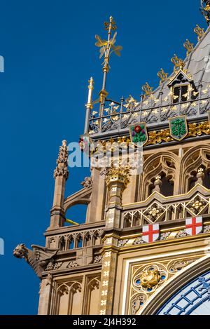 Détail supérieur de la tour Elizabeth récemment restaurée, Big Ben, du Palais de Westminster, Londres. Couleurs vives. Éléments décoratifs de la flèche Banque D'Images
