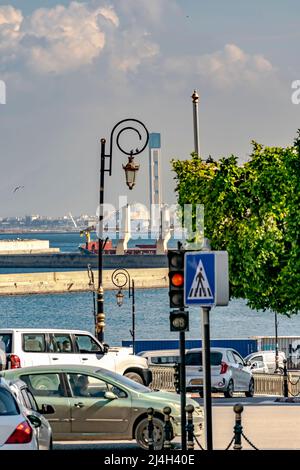 La grande vue sur la mosquée de Bd Mohamed Khemeti, place du Grand bureau de poste. Voitures sur la route, feux rouges, mer portuaire de la baie d'Alger. Banque D'Images