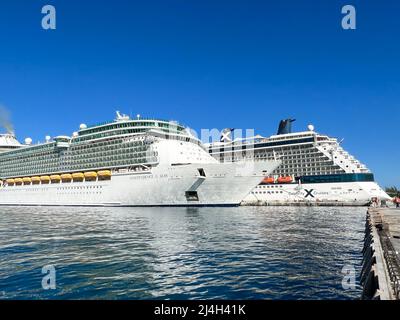 Nassau, Bahamas - 9 décembre 2021 : les navires de croisière Celebrity Reflection et Royal Caribbean Independence of the Seas amarrés à Nassau, Bahamas. Banque D'Images