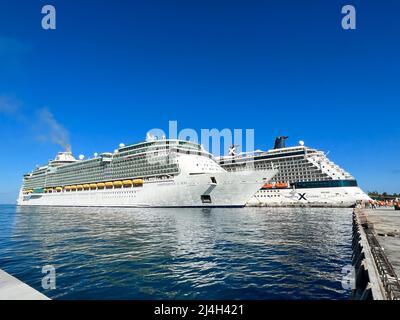 Nassau, Bahamas - 9 décembre 2021 : les navires de croisière Celebrity Reflection et Royal Caribbean Independence of the Seas amarrés à Nassau, Bahamas. Banque D'Images