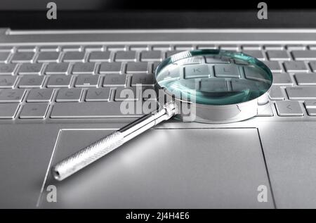 Loupe sur le clavier de l'ordinateur portable. Concept de navigation sur Internet. Étude des bases de données en ligne. Vérification effectuée à l'aide d'un ordinateur. Photo de haute qualité Banque D'Images
